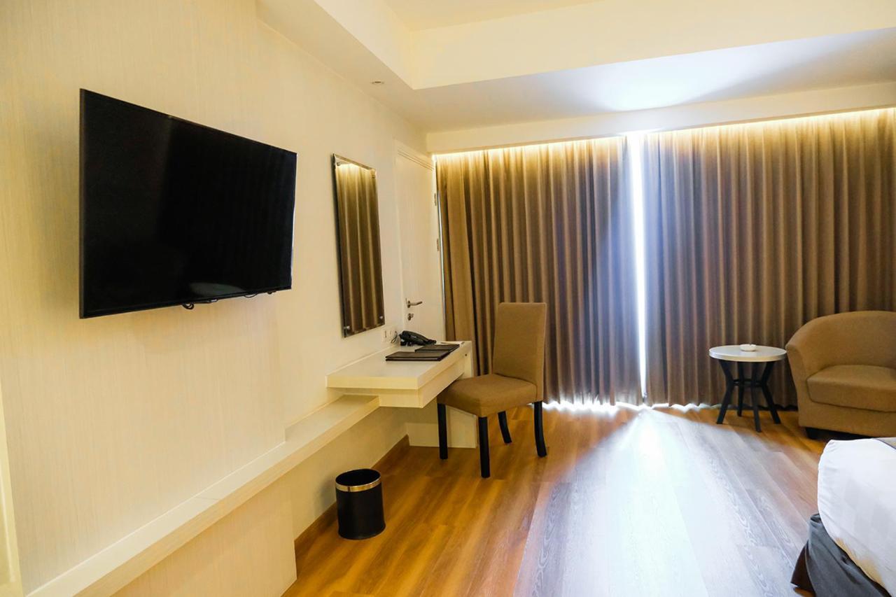 Platinum Adisucipto Hotel & Conference Center Kalasan Exterior photo